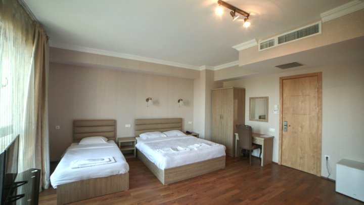 L Plaza Hotel