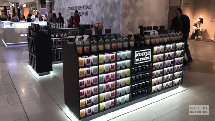 Полки с духами в L`Arome Boutique