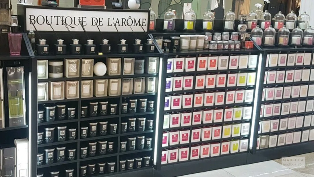 Стойки с духами в L`Arome Boutique