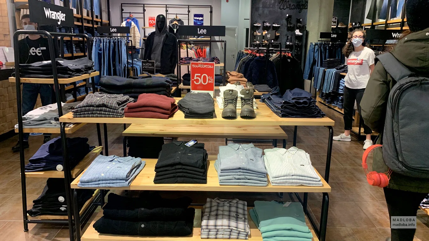 Полки с футболками в Clothing store Lee & Wrangler