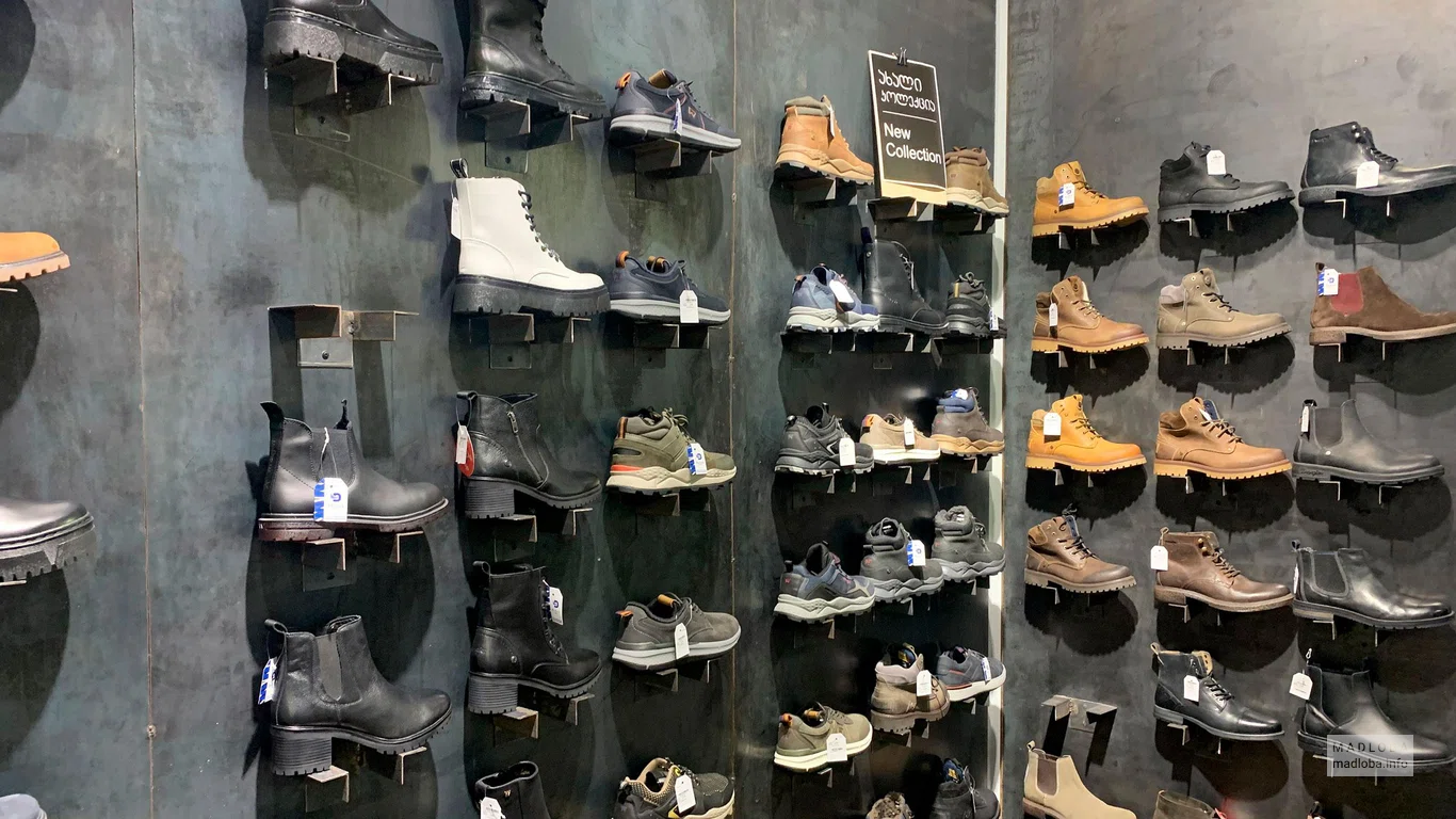 Обувь в Clothing store Lee & Wrangler