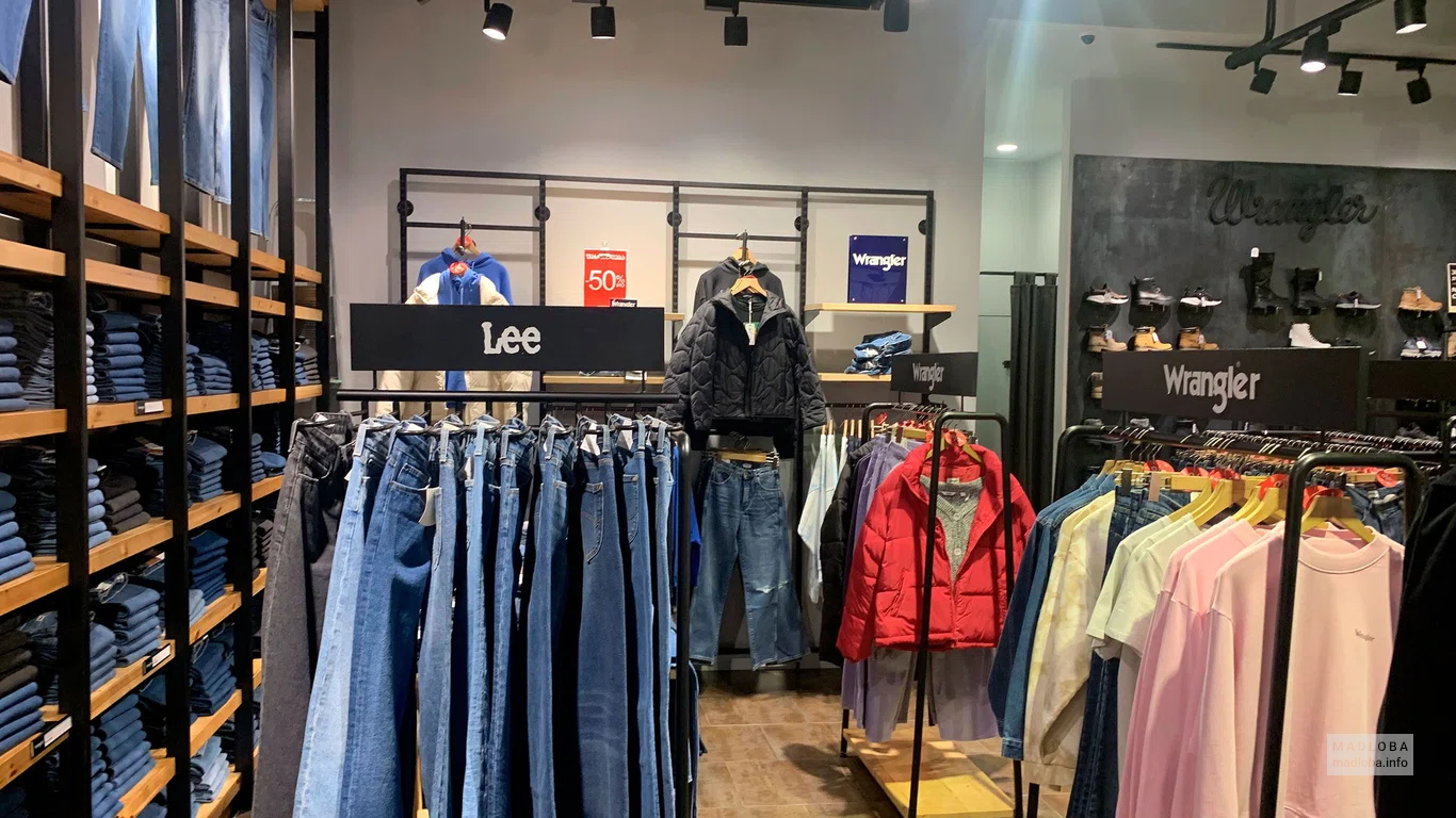 Джинсы в Clothing store Lee & Wrangler