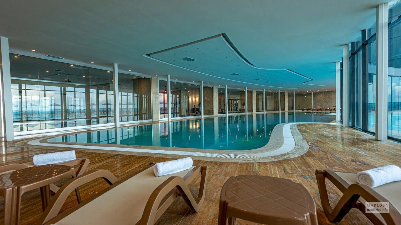 Бассейн в отеле Legend 5*