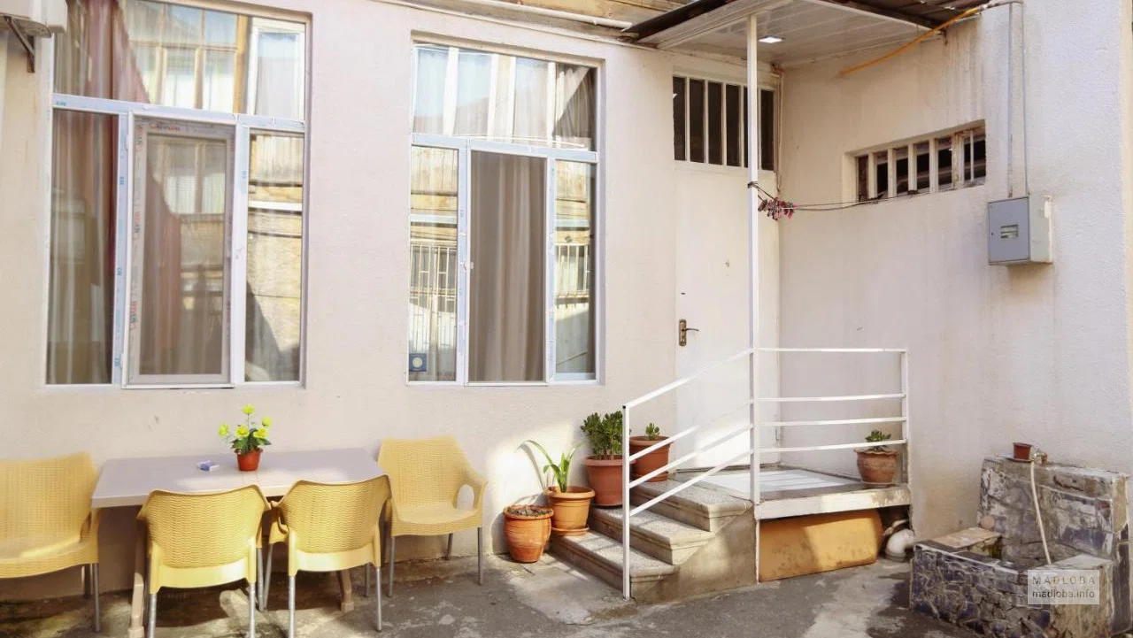 Вход в Lela Apartments