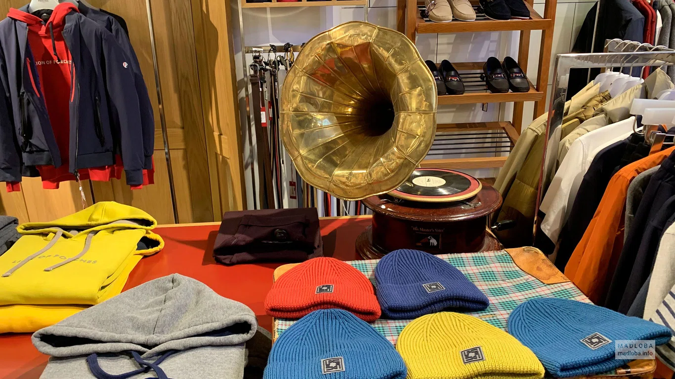 Вязаные шапки в Clothing store Lion Of Porches Georgia