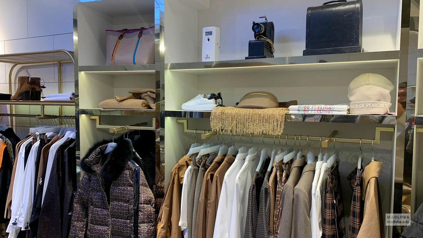Сумки, шарфы, шапки в Clothing store Lion Of Porches Georgia