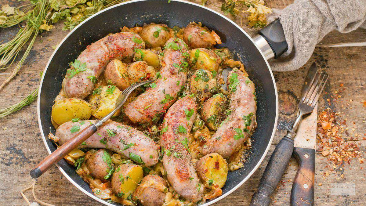 Колбаски с картошкой от лаундж-бара Хурма
