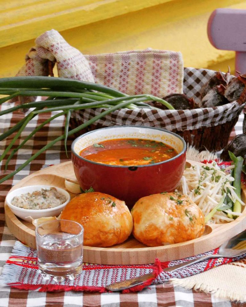 Борщ с пампушками от лаундж-бара Хурма в Батуми