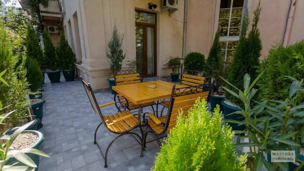 Столик во дворе Mais Guest House