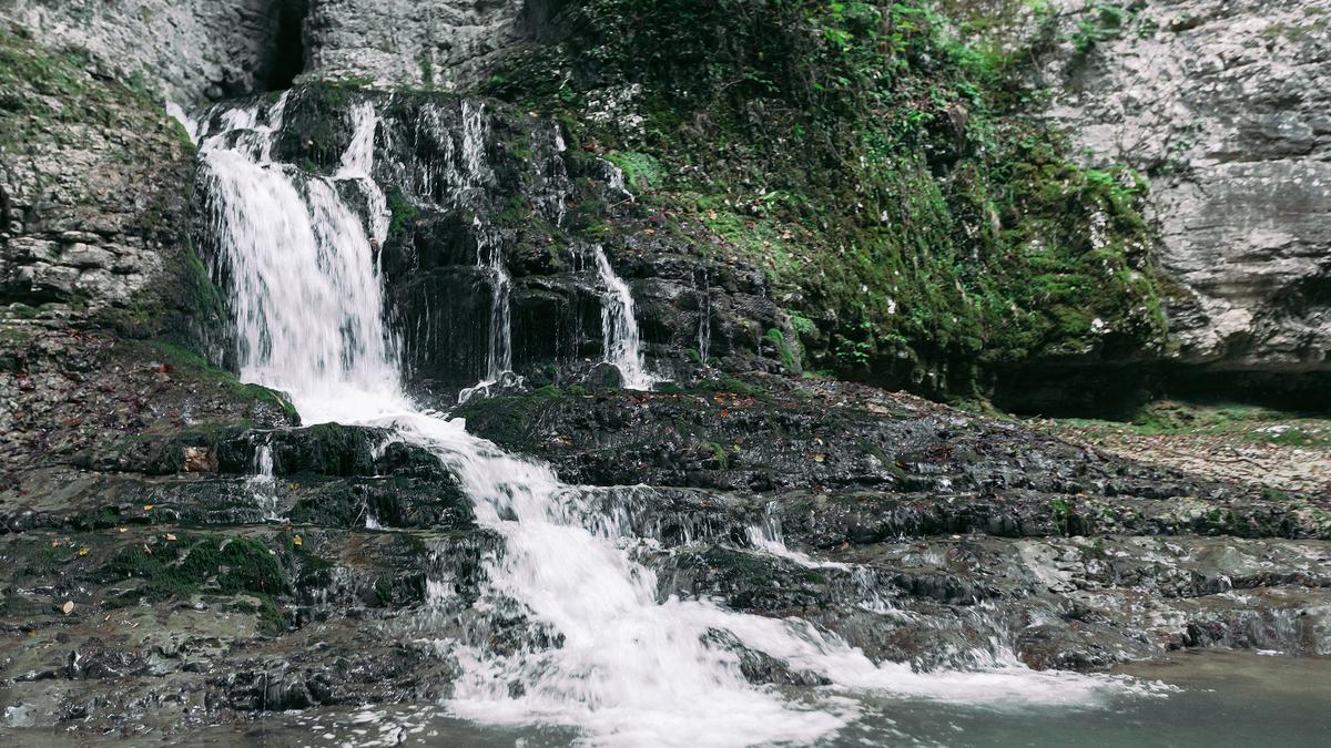 Вид на водопад горной реки