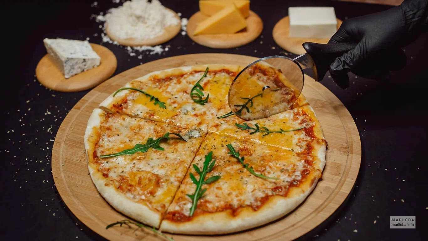 Пицца на подносе в Mama Pizza