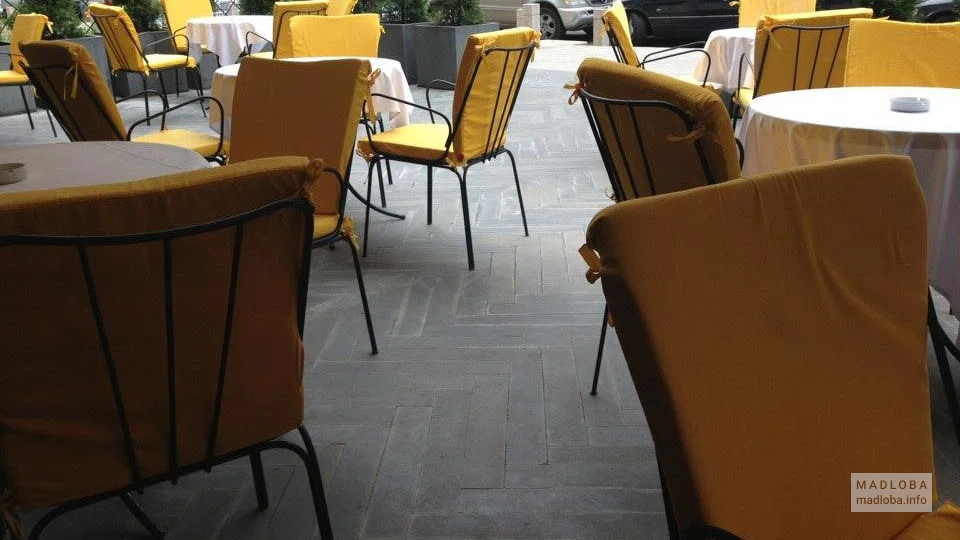 Столы в ресторане Mandari Georgian Fusion Restaurant Грузия