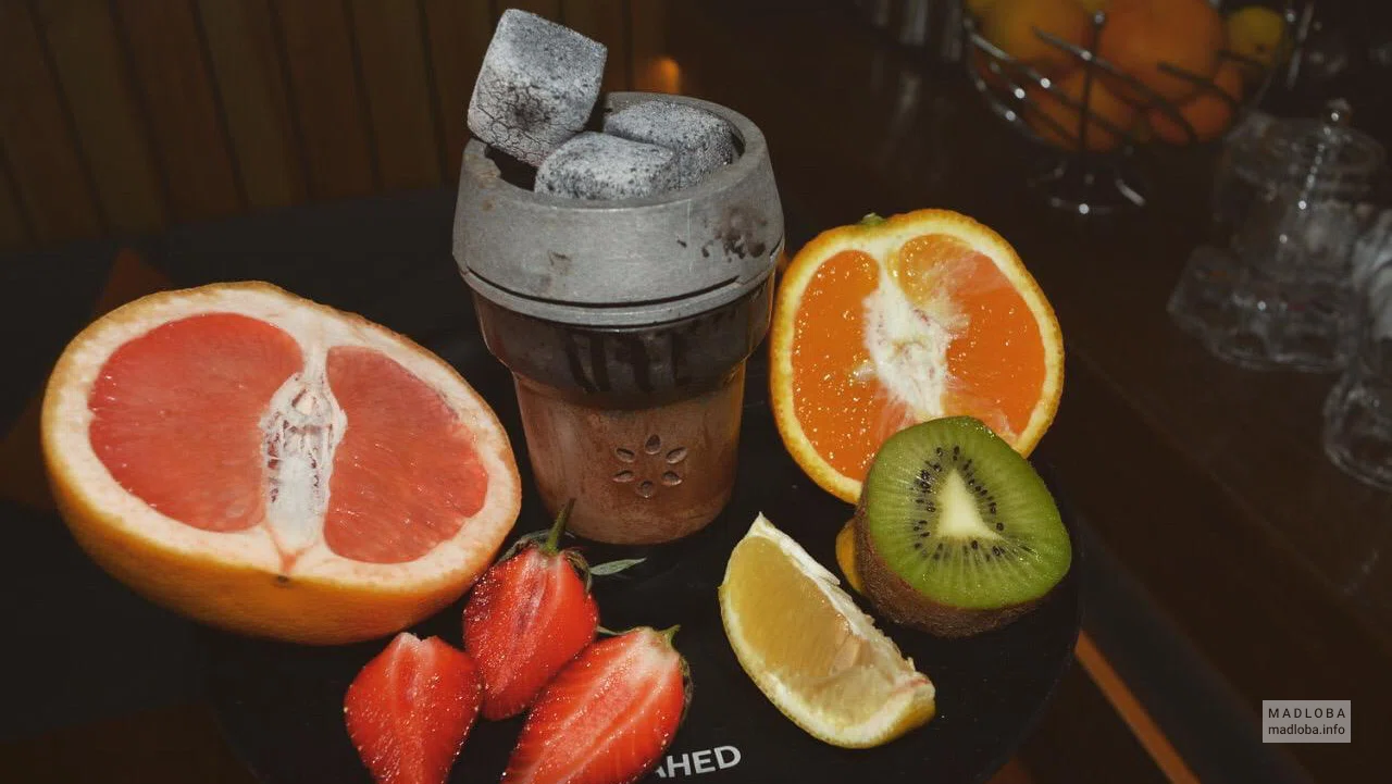 Подача фруктов в Tangerine Cafe