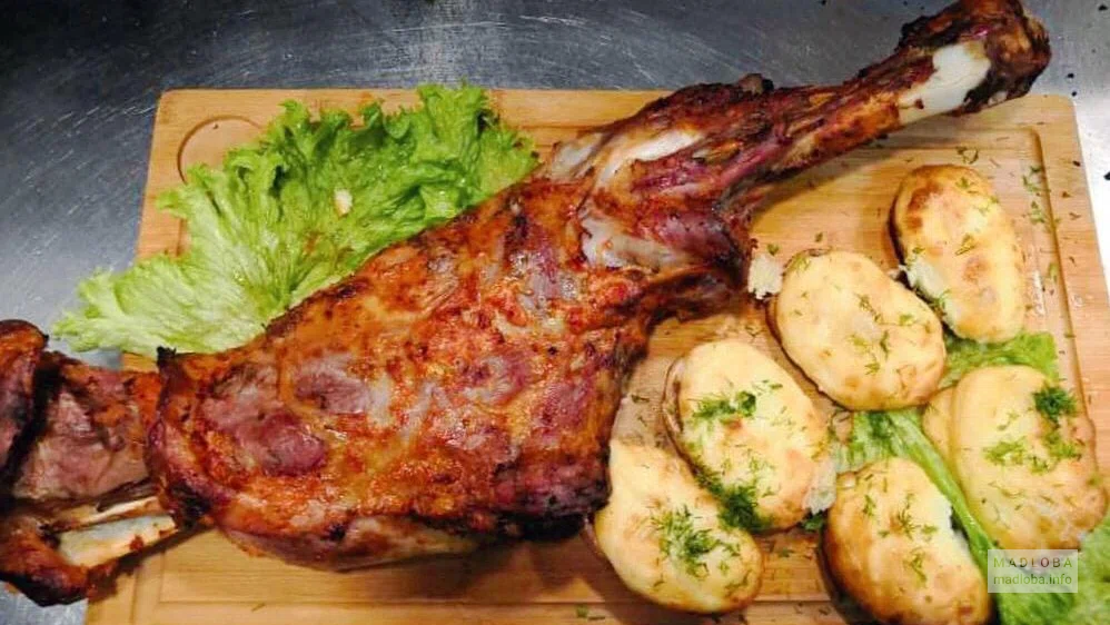 Подача мяса в Tangerine Cafe
