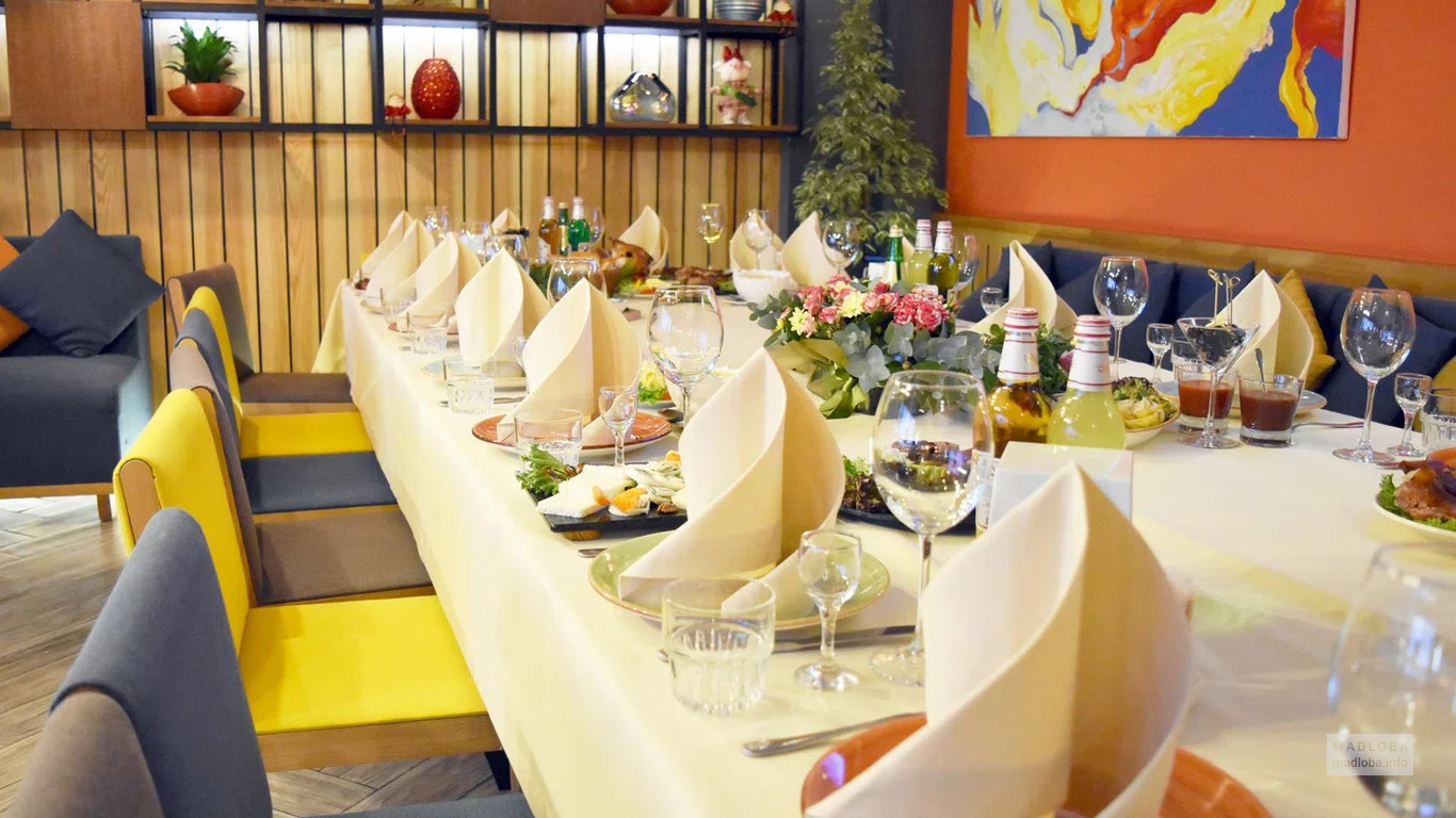 Сервировка стола в Tangerine Cafe