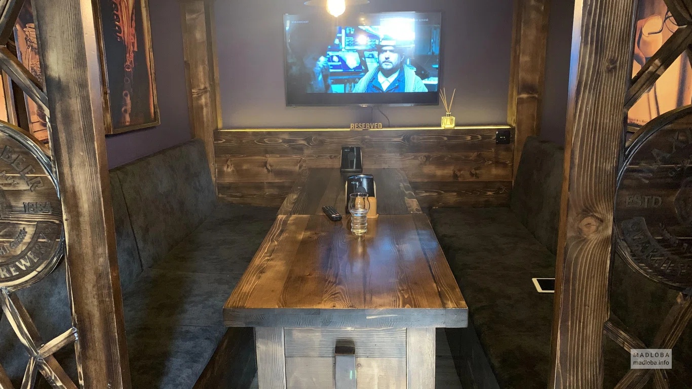 Столик для гостей в MAXIMUS TAPROOM