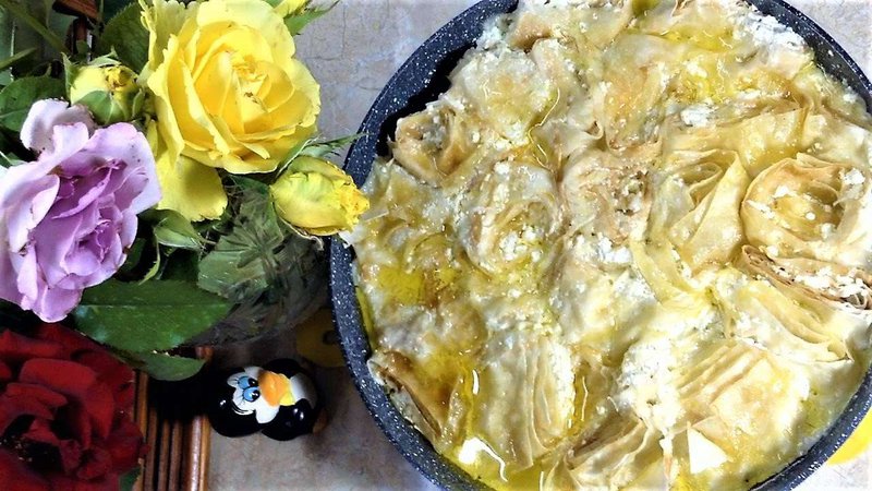 Запеканка из тонкого теста с надуги и маслом