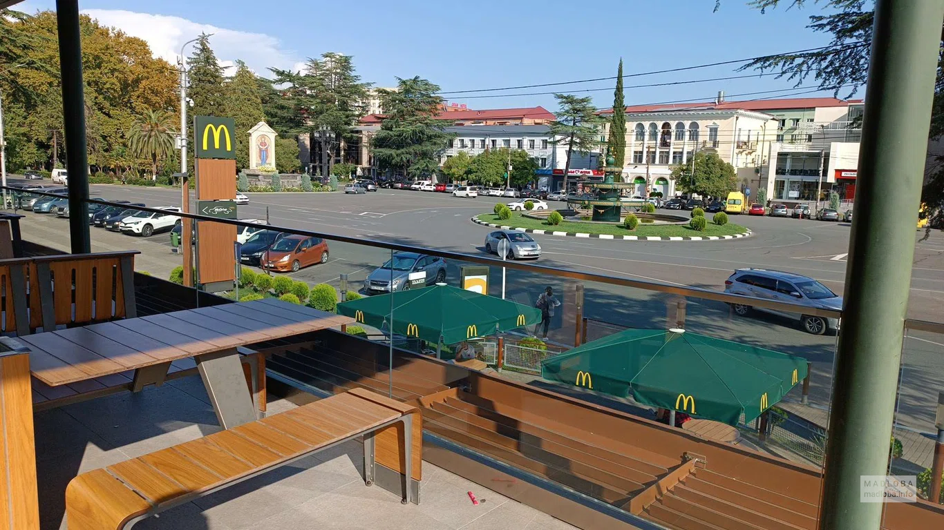 Фастфуд "McDonald's" на улице Кикалишвили