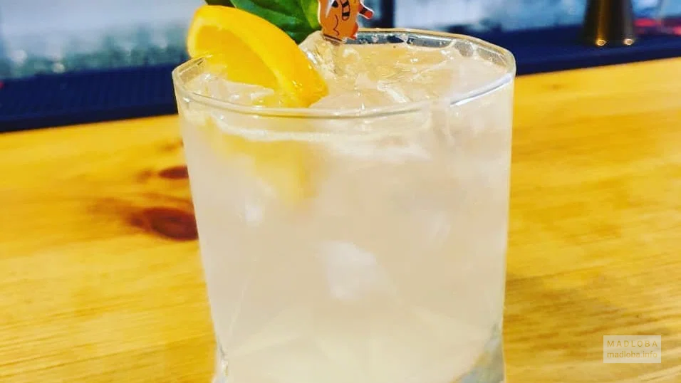 Коктейль в Meow Bar в Батуми