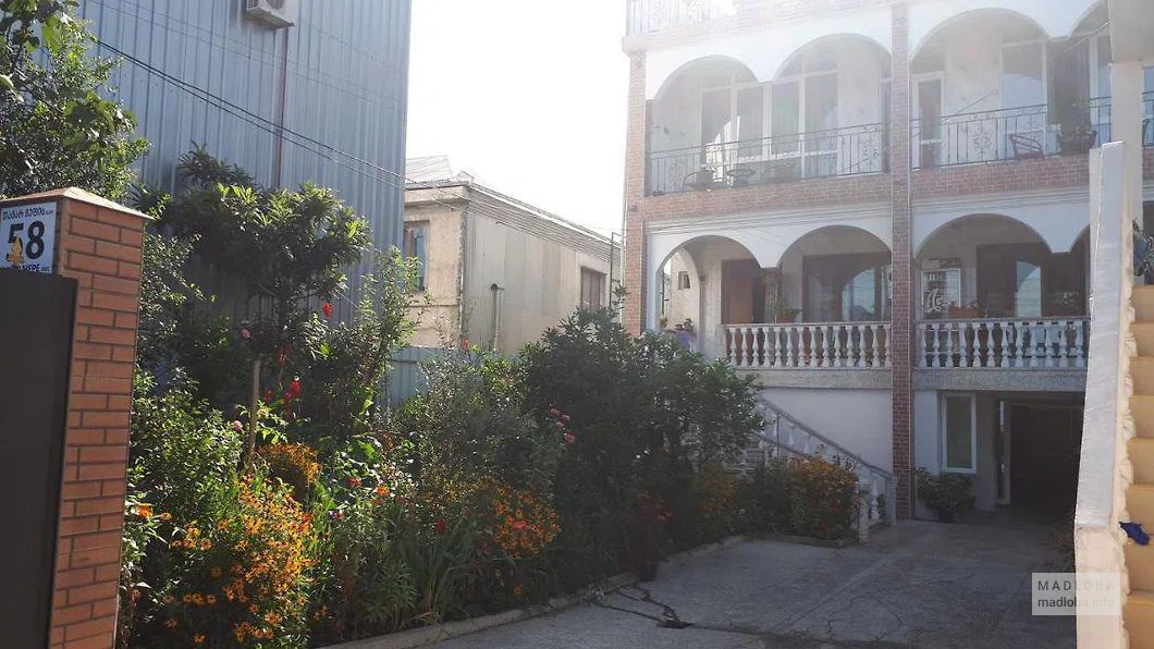 Отель  Merab House