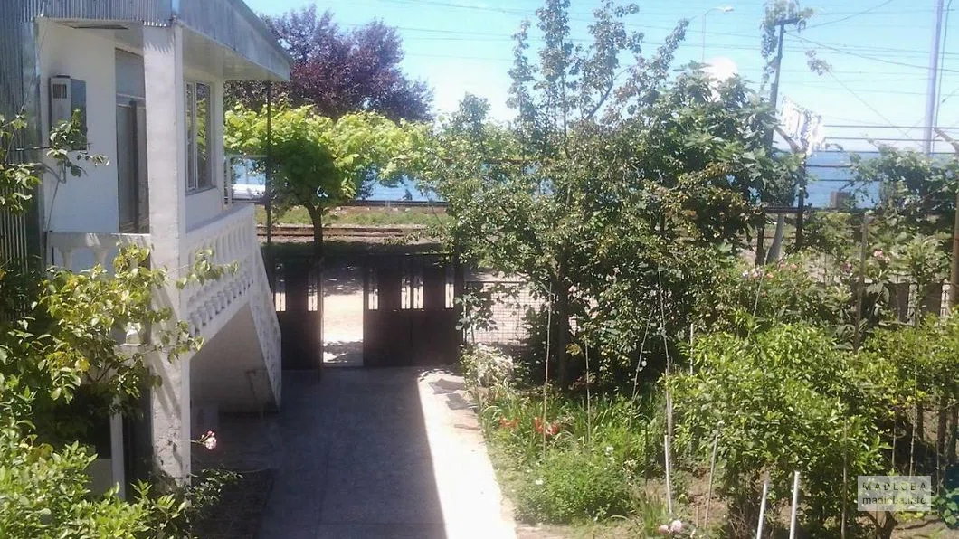 Территория отеля Merab House