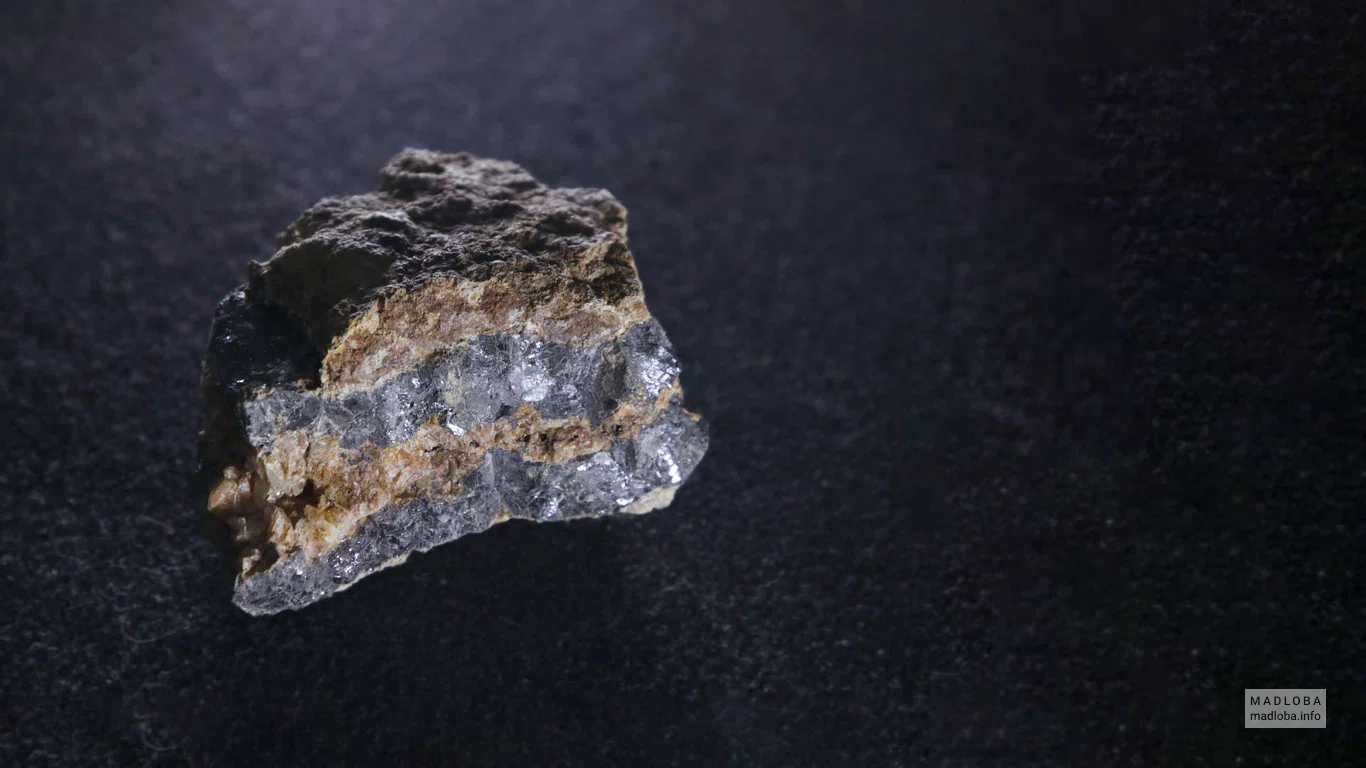 Производитель драгоценных металлов и камней "RMG Gold" камень