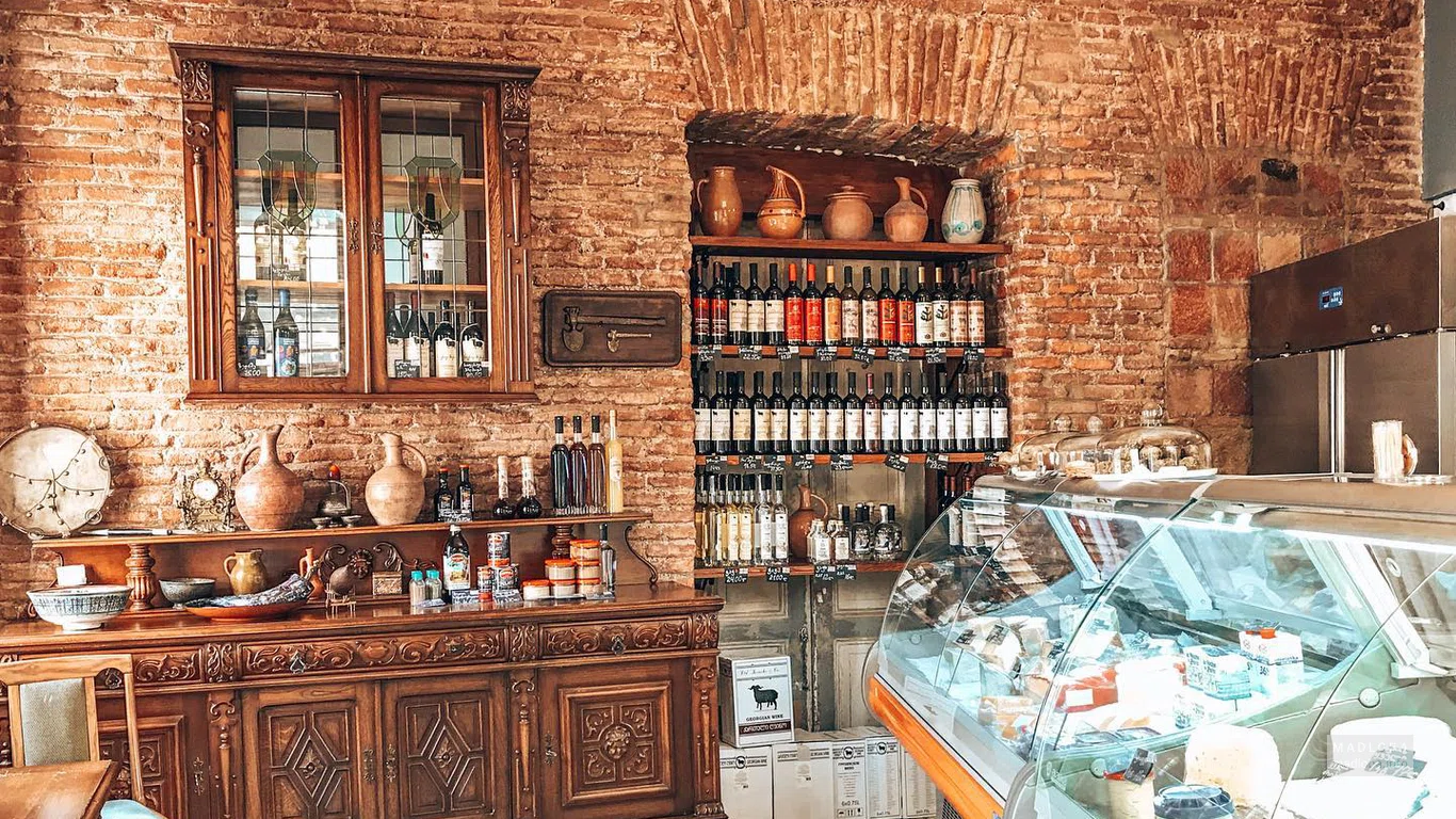 Вина в бутылках и кувшинах в Mongiri Cheese and Wine Shop