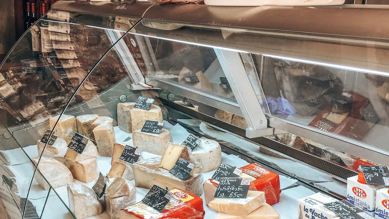 Ассортимент сыров в Mongiri Cheese and Wine Shop