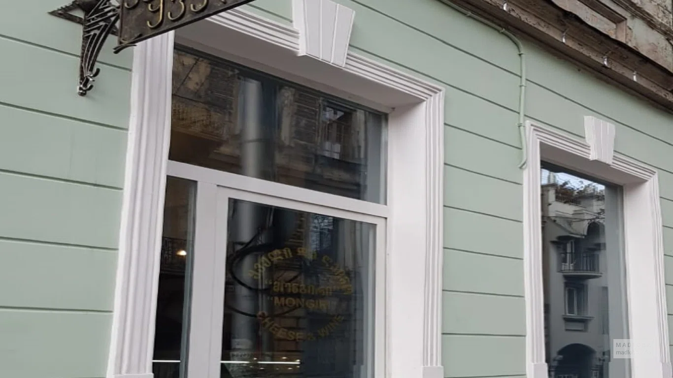 Вывеска Mongiri Cheese and Wine Shop