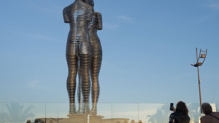 Ali and Nino, Sculpture