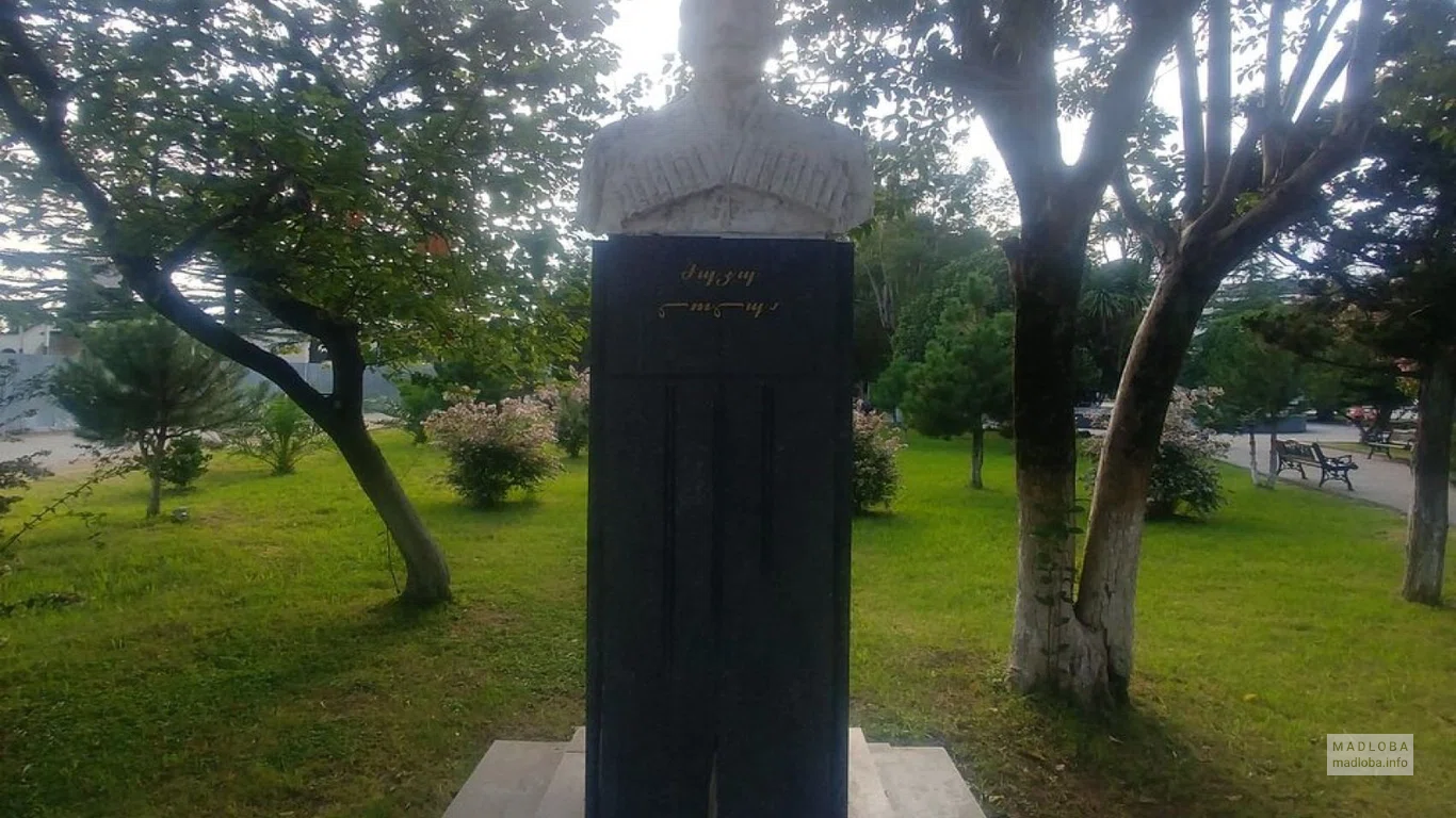 ძუკუ ლოლუას ძეგლი