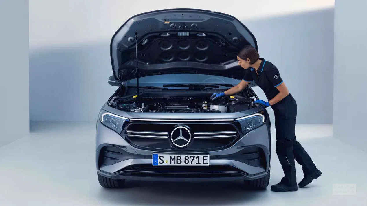 Сотрудница осматривает автомобиль в сервис-центре автообслуживания "Aka Mercedes-Benz Georgia"
