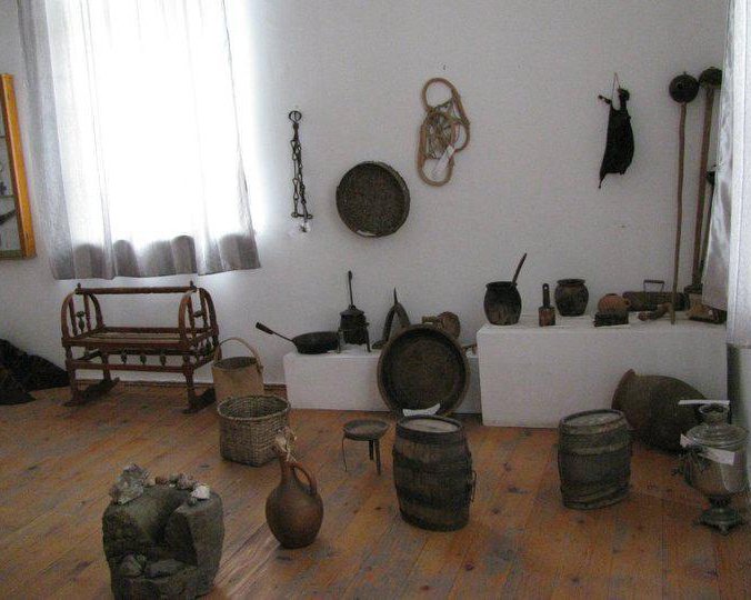 Экспонаты музея изобразительного искусства в Амбролаури