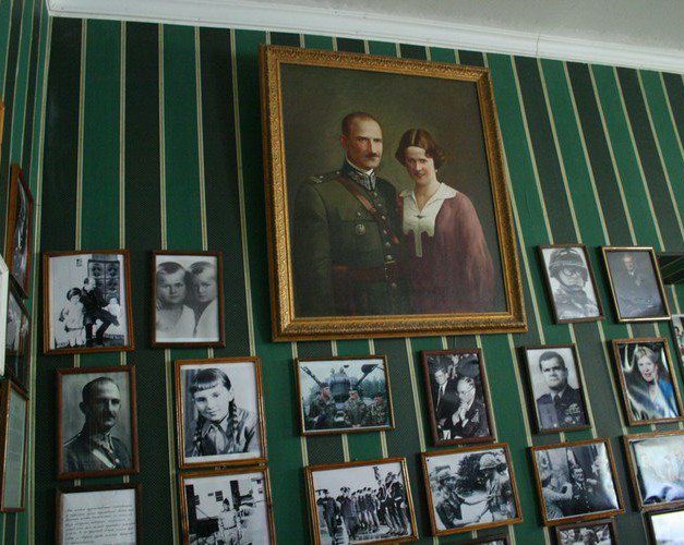 Фотографии генерала Джона Шаликашвили в доме-музее в Грузии
