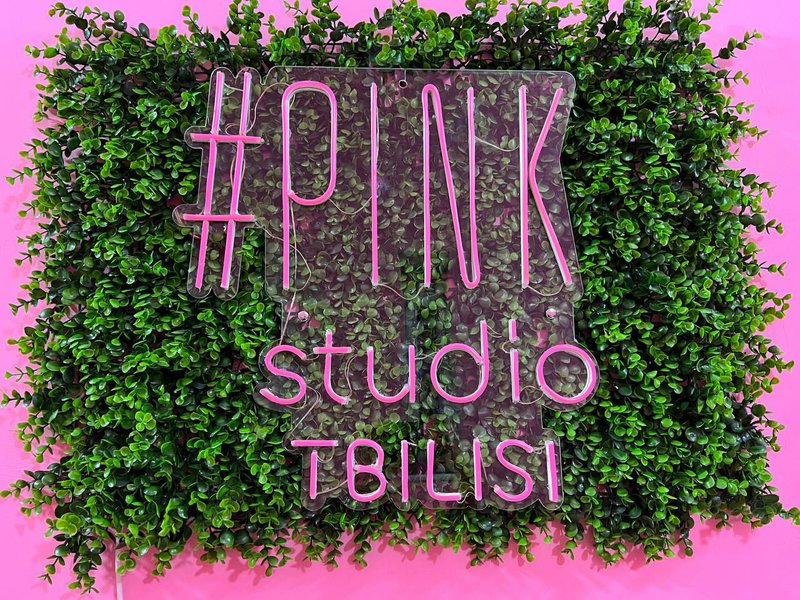 Вывеска маникюрного салона Pink в Тбилиси