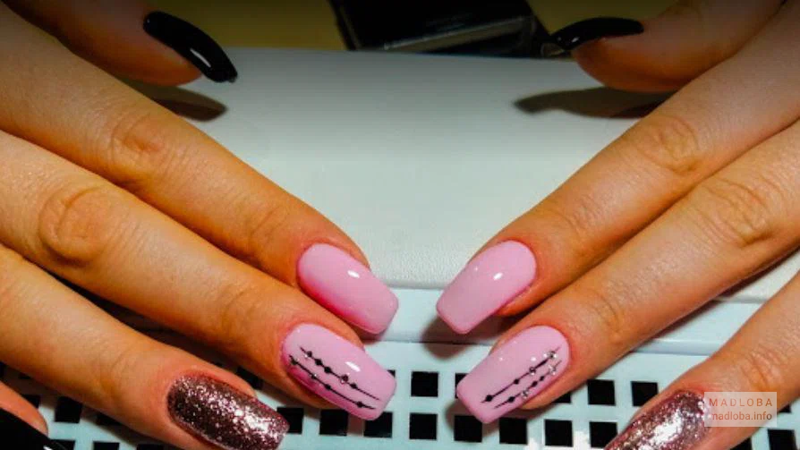 Розовый маникюр от ногтевой студии Nail shellac
