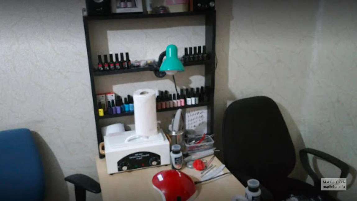 Рабочее места мастера маникюра в студии Nail shellac