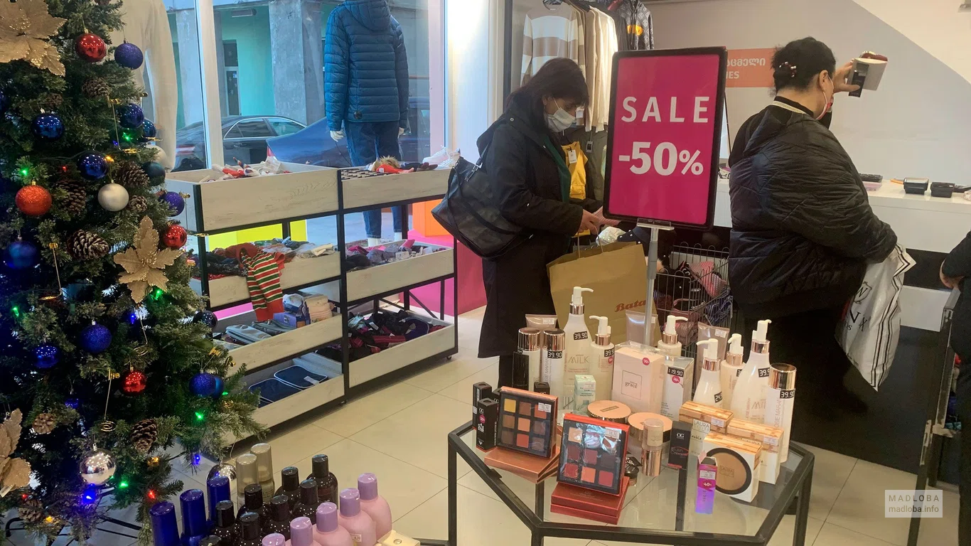 Столик с акционной косметикой Discount stores Navne