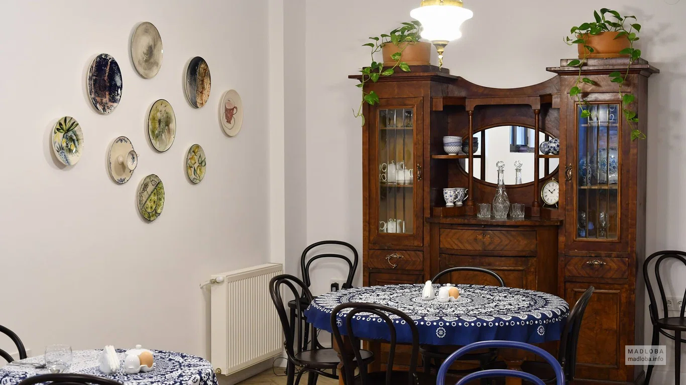 Столики в кафе гостиницы No12 Zichi Hotel