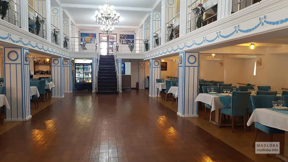 Зал ресторана New Ship
