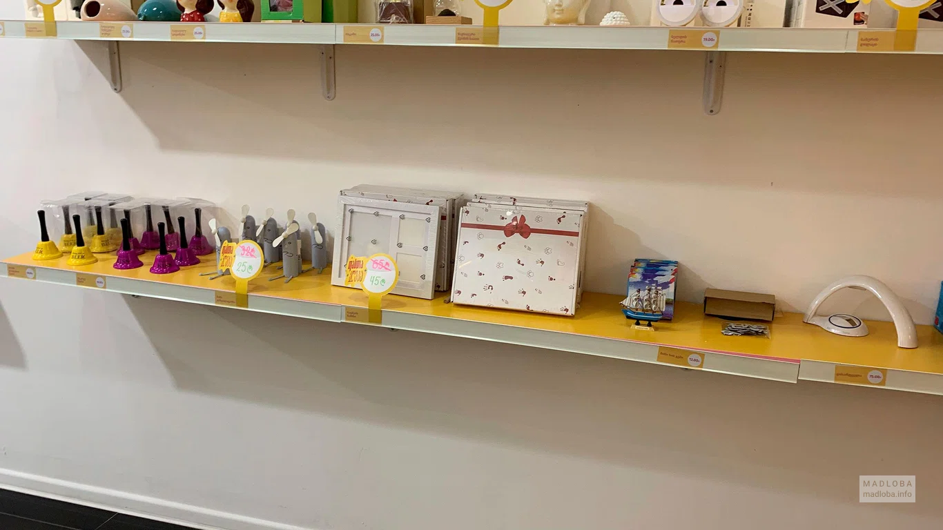 Рамки, модельки в Gift shop OinBuzz