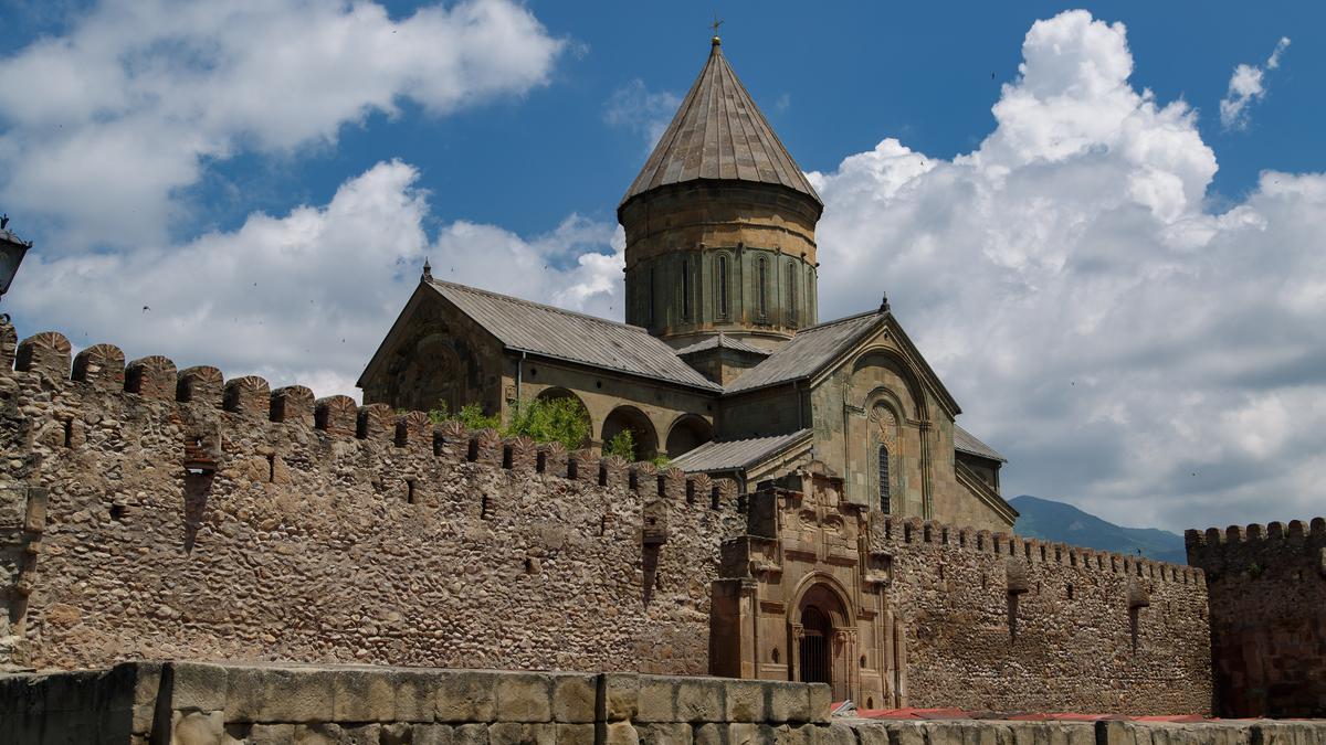 Сапарский храм за каменной стеной