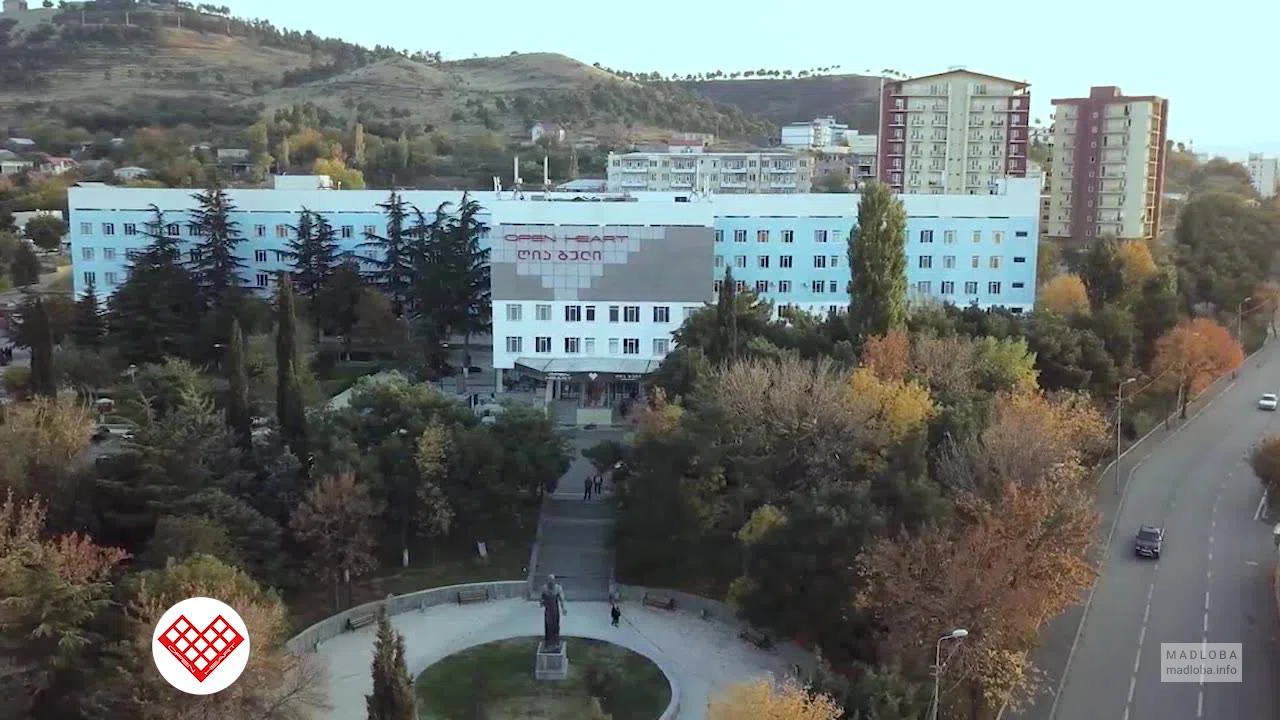Здание многопрофильной клиники Открытое сердце