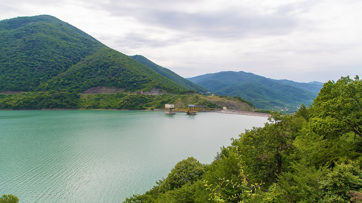 Blue water in a lake in the middle of the mountains