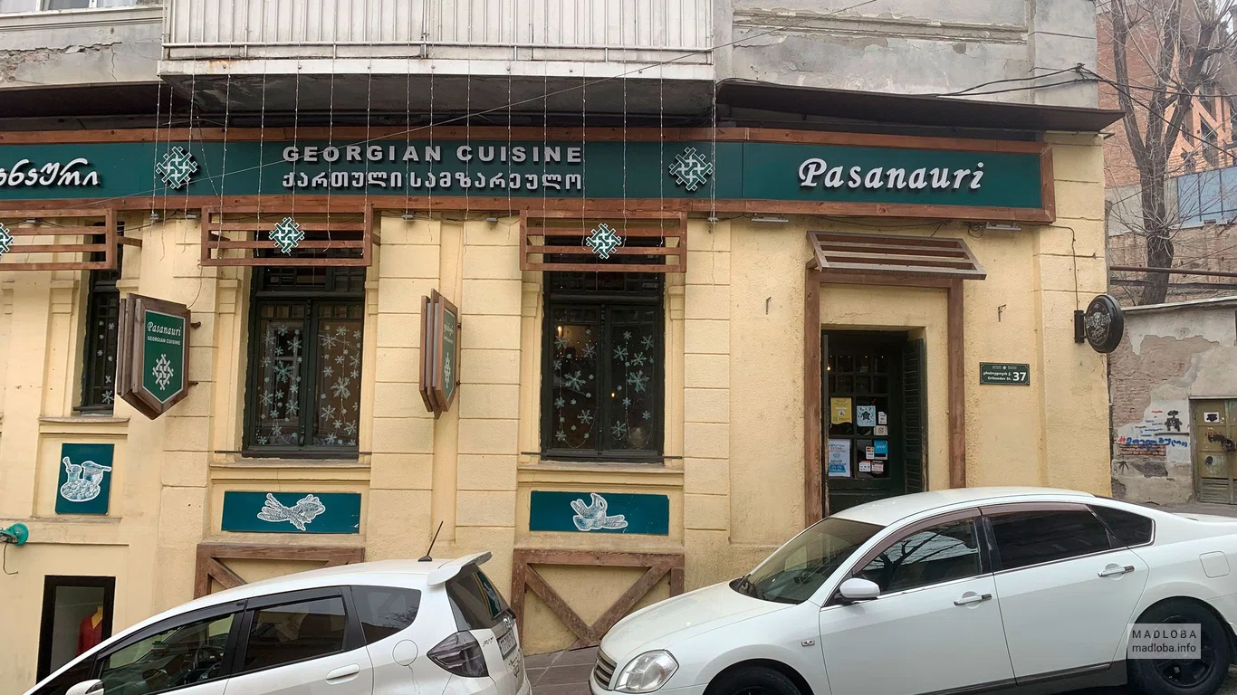 Вход в ресторан Пасанаури