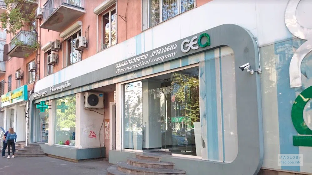 Вход в аптеку Pharmaguide в Тбилиси