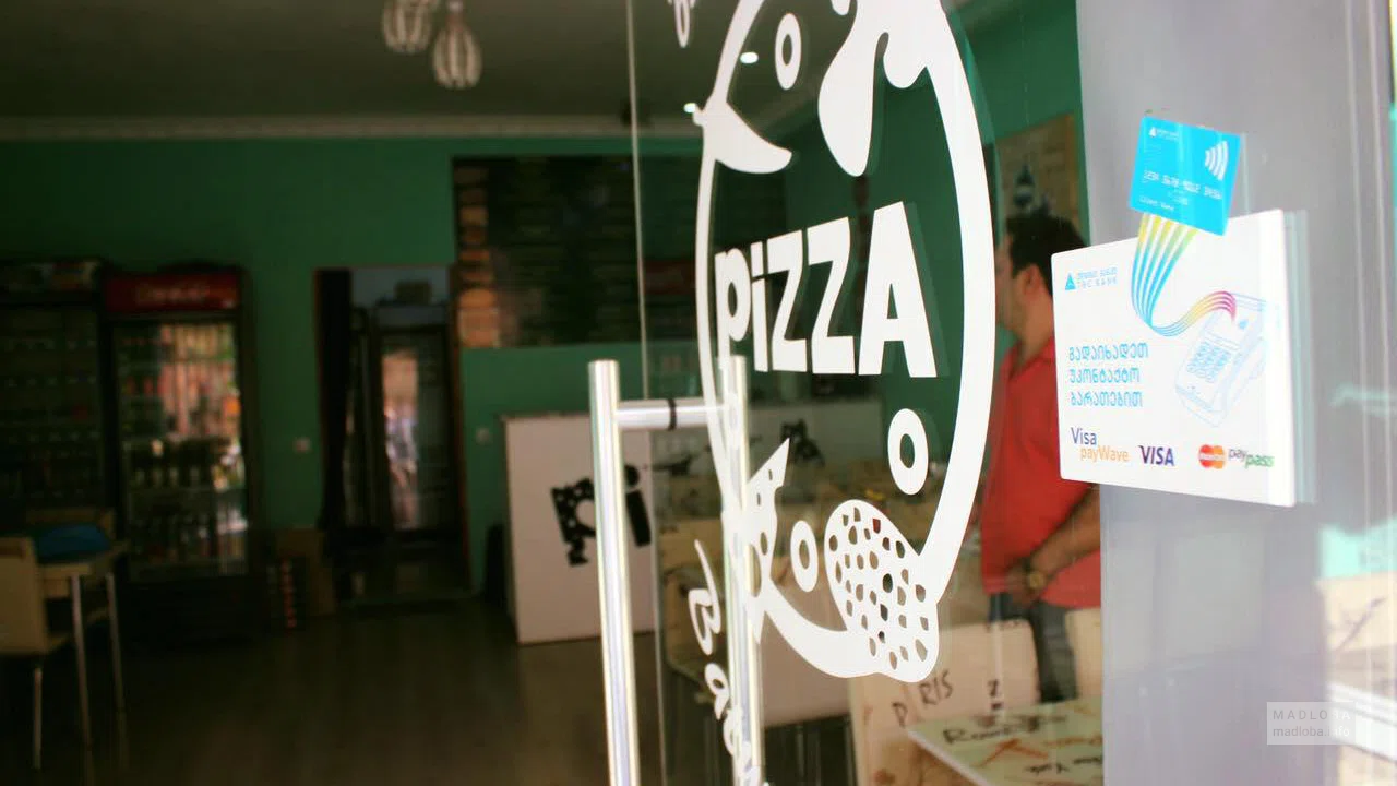 Вход в Bat'Umi Pizza в Грузии