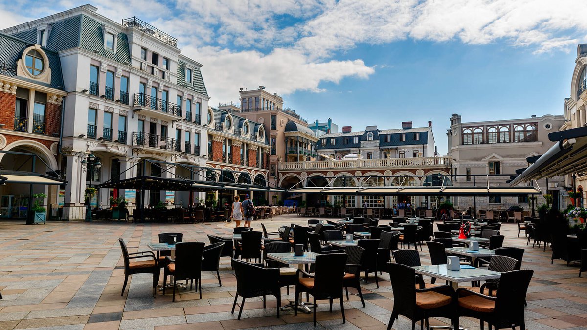 Tables in Piazza Georgia