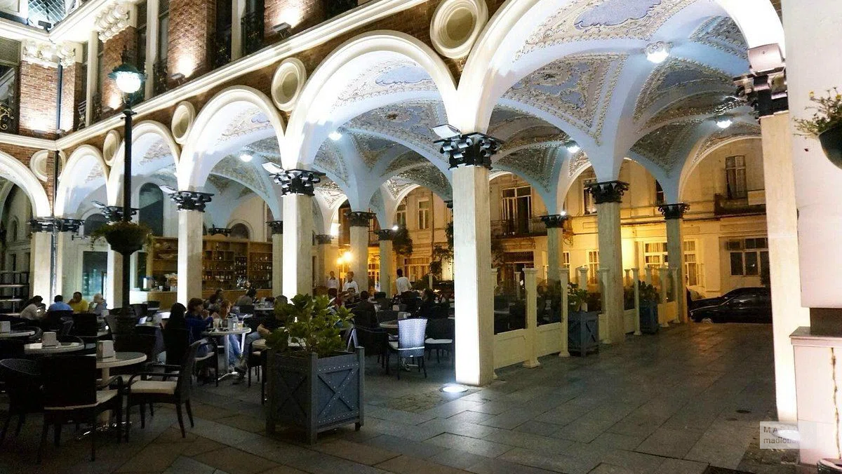 Зона отдыха на территории отеля Piazza Boutique