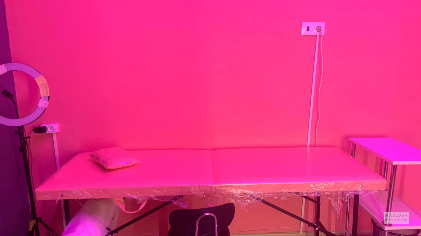Кушетка для массажа Beauty saloon Pink